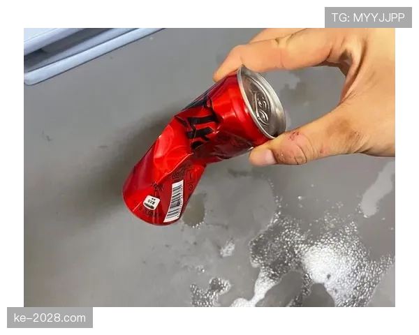 张玉宁冰箱里只有鸡胸肉和蛋白粉，连瓶可乐都找不到