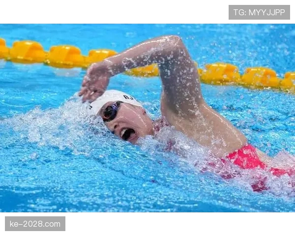 李冰洁泳池里冷若冰山，赛后街拍却随手把奢牌塞进手提袋